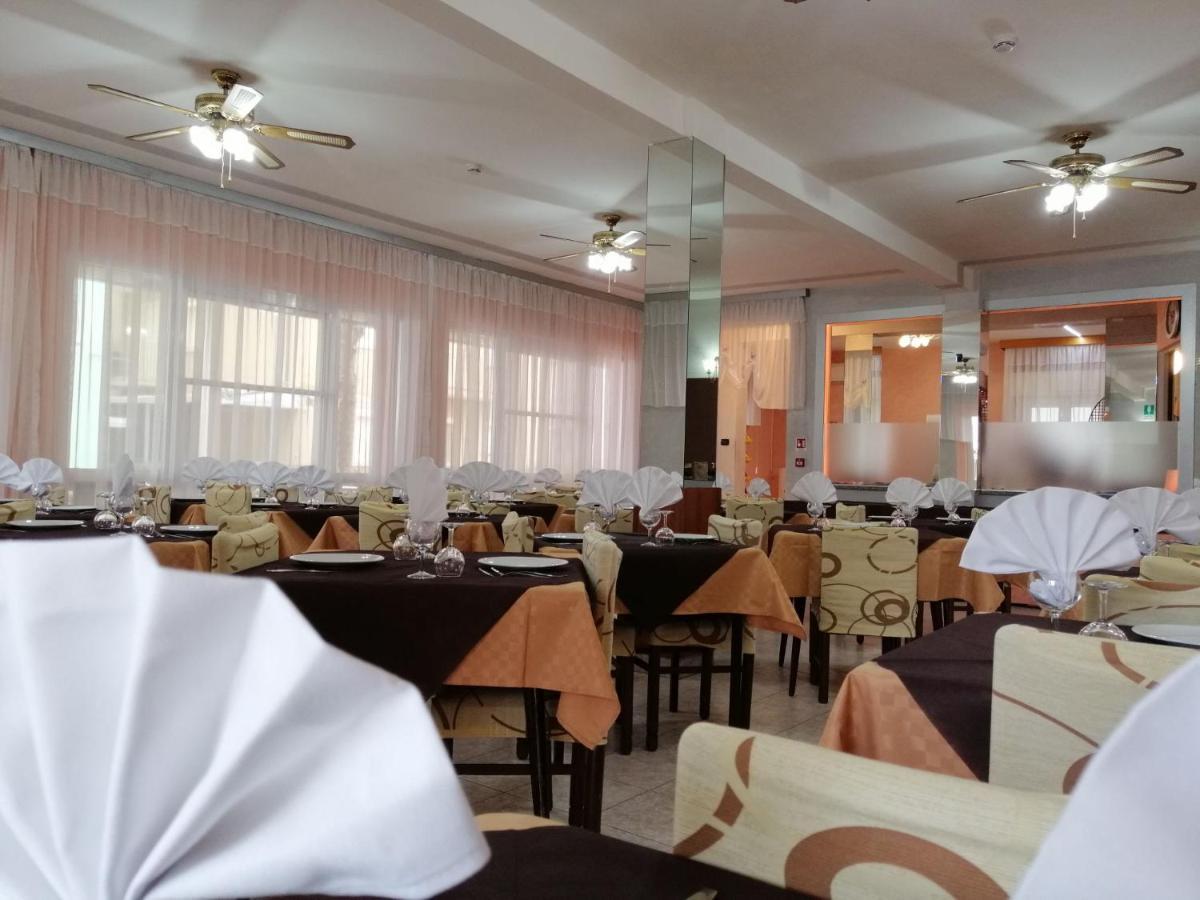 Hotel Alba Римини Екстериор снимка