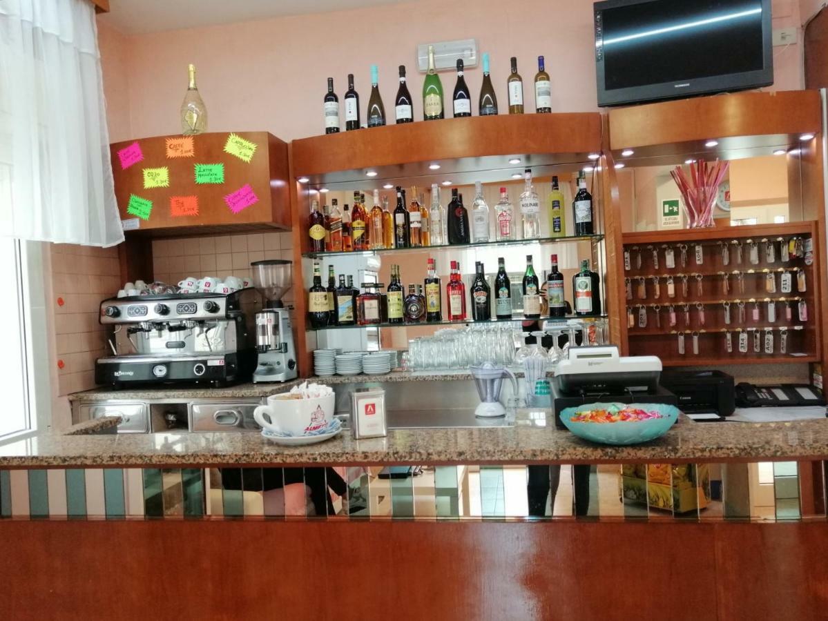 Hotel Alba Римини Екстериор снимка